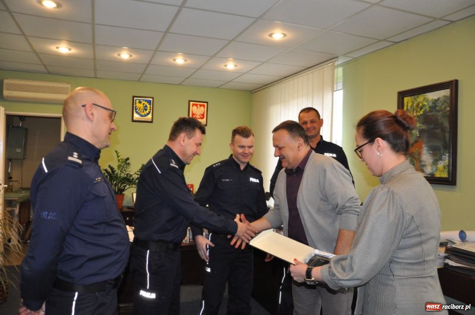 Zdjęcie w galerii na portalu naszraciborz.pl: Komisariat policji w Kuźni Raciborskiej z numerem 1  wiadomości z regionu