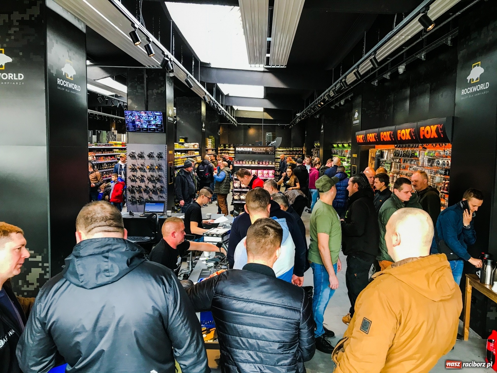 Zdjęcie w galerii na portalu naszraciborz.pl: Tłumy na otwarciu nowego sklepu w Raciborzu [FOTO] wiadomości z regionu