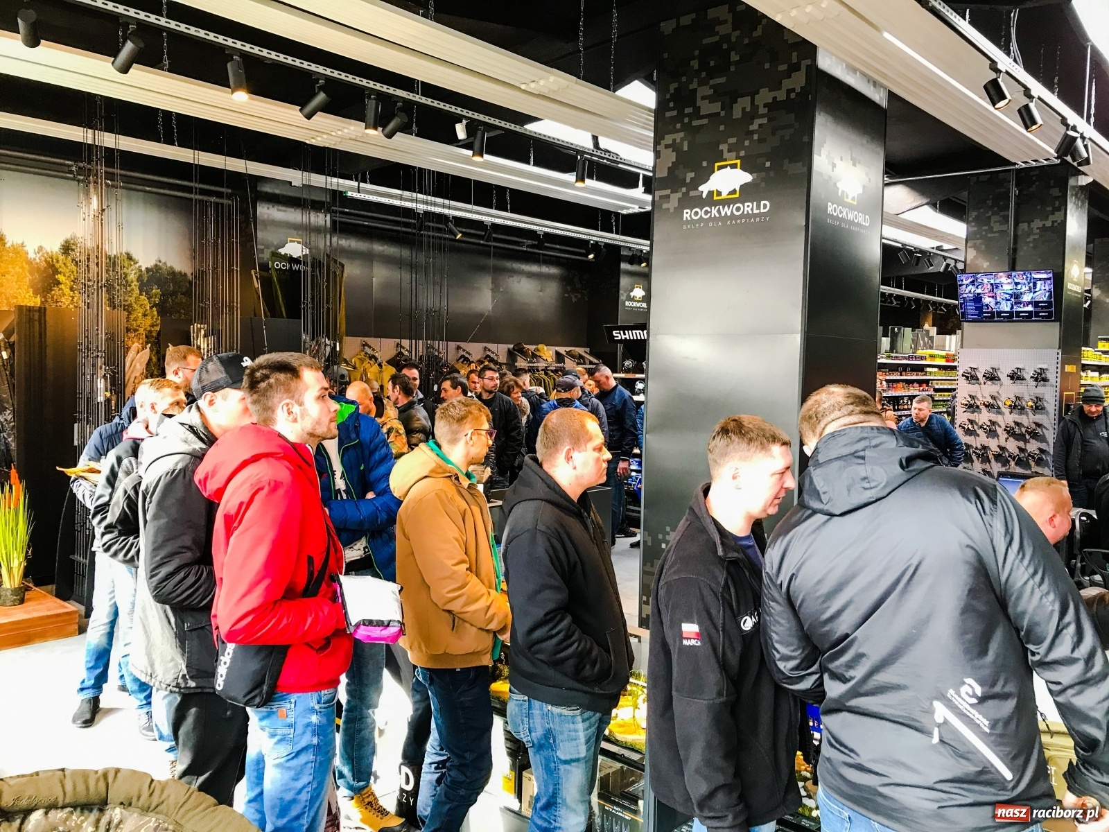 Zdjęcie w galerii na portalu naszraciborz.pl: Tłumy na otwarciu nowego sklepu w Raciborzu [FOTO] wiadomości z regionu