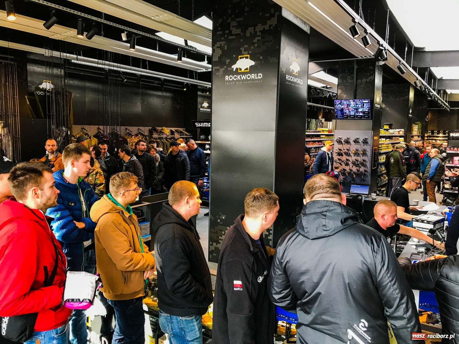 Zdjęcie w galerii na portalu naszraciborz.pl: Tłumy na otwarciu nowego sklepu w Raciborzu [FOTO] wiadomości z regionu