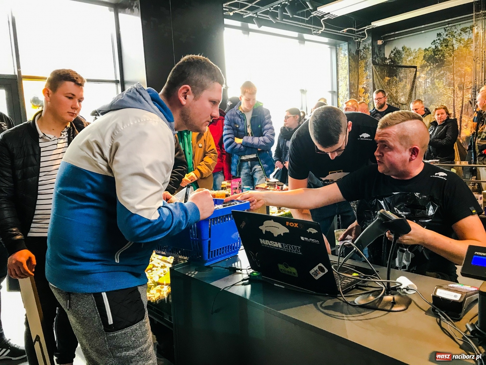 Zdjęcie w galerii na portalu naszraciborz.pl: Tłumy na otwarciu nowego sklepu w Raciborzu [FOTO] wiadomości z regionu