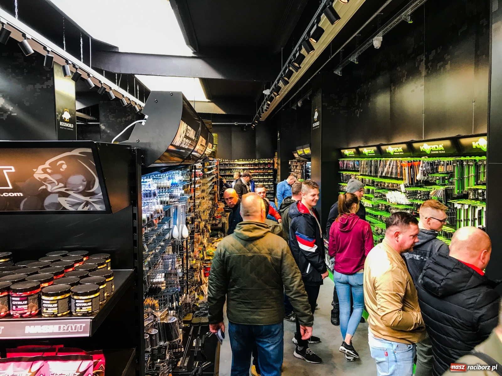 Zdjęcie w galerii na portalu naszraciborz.pl: Tłumy na otwarciu nowego sklepu w Raciborzu [FOTO] wiadomości z regionu