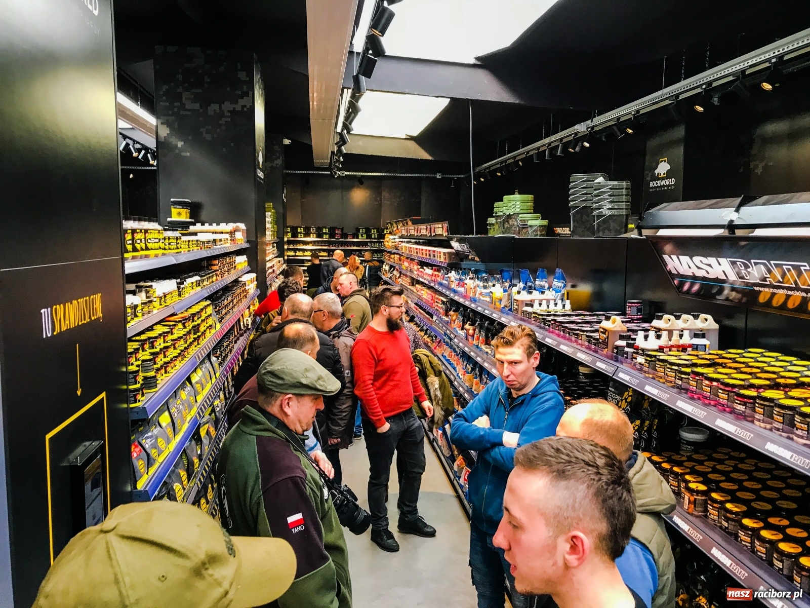 Zdjęcie w galerii na portalu naszraciborz.pl: Tłumy na otwarciu nowego sklepu w Raciborzu [FOTO] wiadomości z regionu