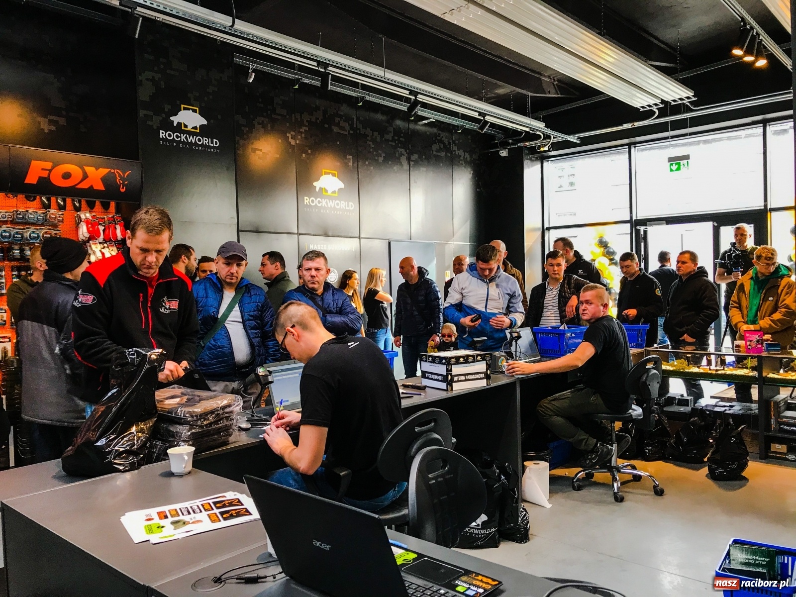 Zdjęcie w galerii na portalu naszraciborz.pl: Tłumy na otwarciu nowego sklepu w Raciborzu [FOTO] wiadomości z regionu