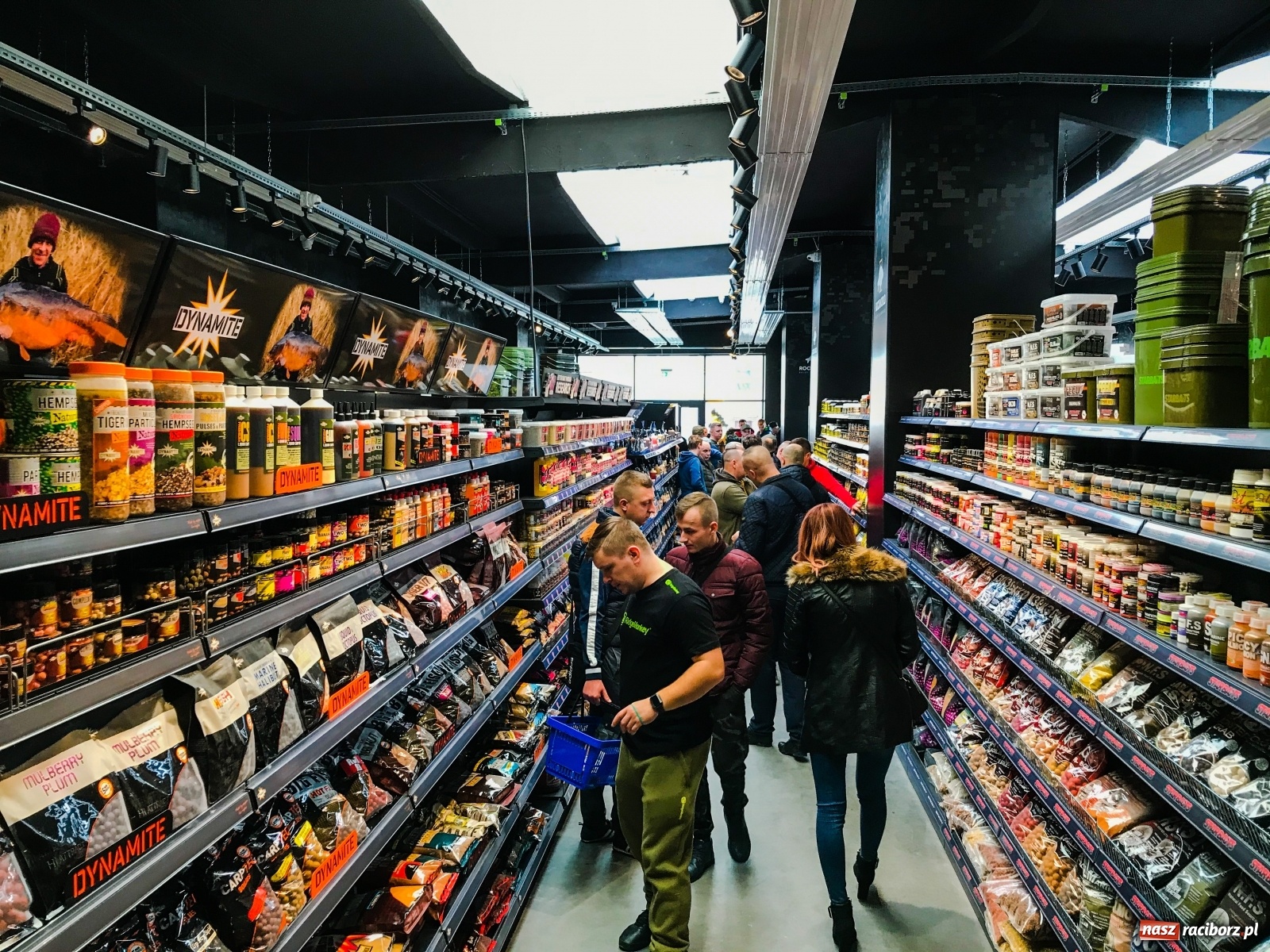 Zdjęcie w galerii na portalu naszraciborz.pl: Tłumy na otwarciu nowego sklepu w Raciborzu [FOTO] wiadomości z regionu