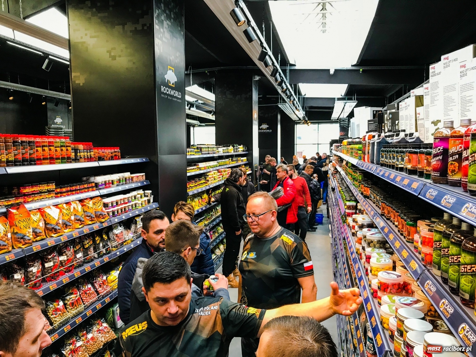 Zdjęcie w galerii na portalu naszraciborz.pl: Tłumy na otwarciu nowego sklepu w Raciborzu [FOTO] wiadomości z regionu