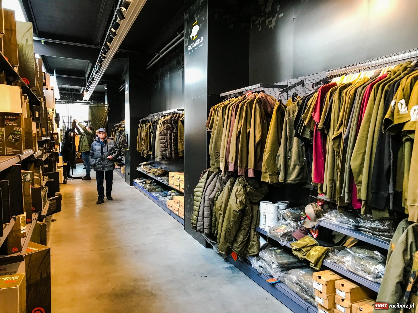 Zdjęcie w galerii na portalu naszraciborz.pl: Tłumy na otwarciu nowego sklepu w Raciborzu [FOTO] wiadomości z regionu