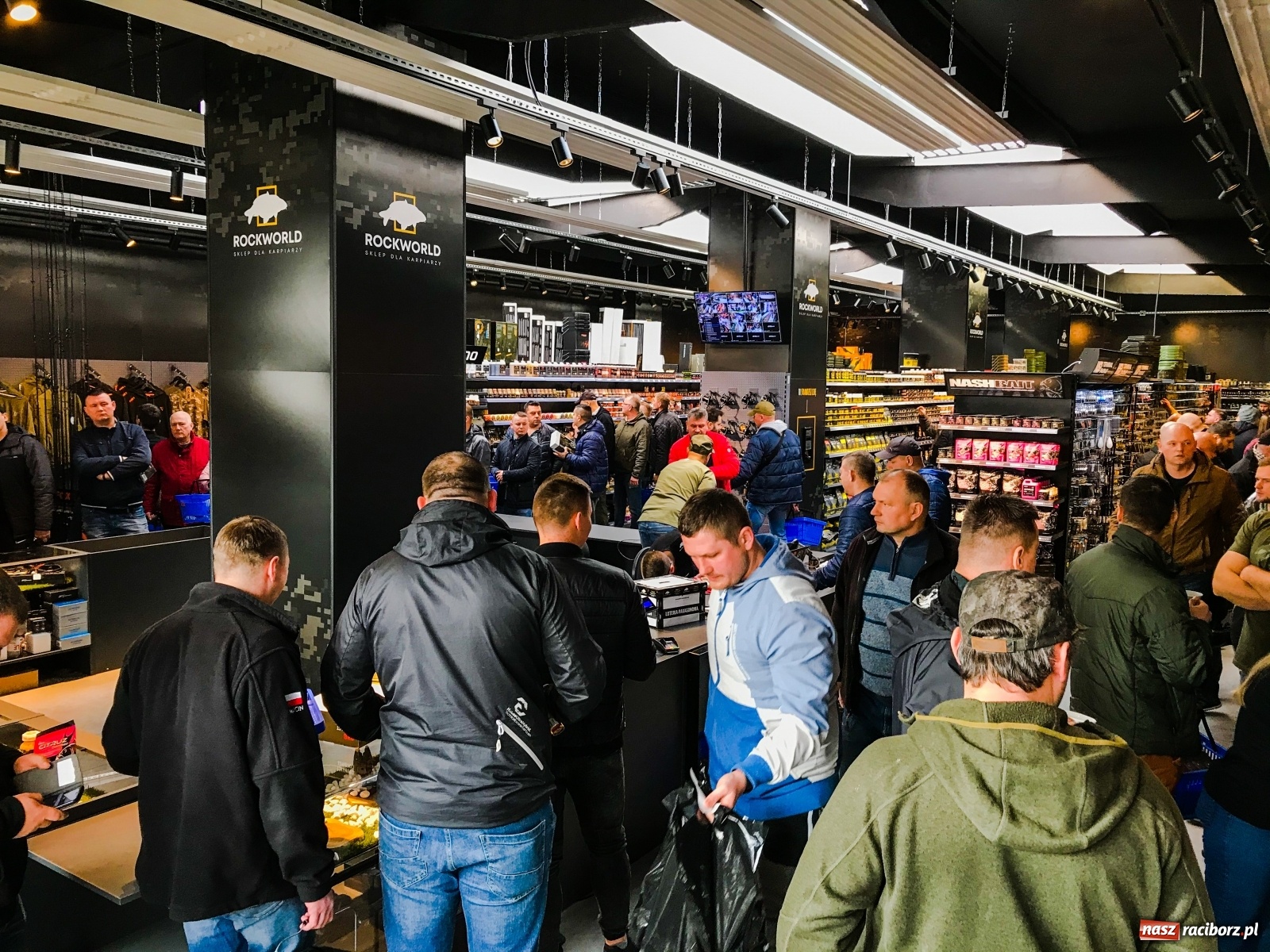 Zdjęcie w galerii na portalu naszraciborz.pl: Tłumy na otwarciu nowego sklepu w Raciborzu [FOTO] wiadomości z regionu