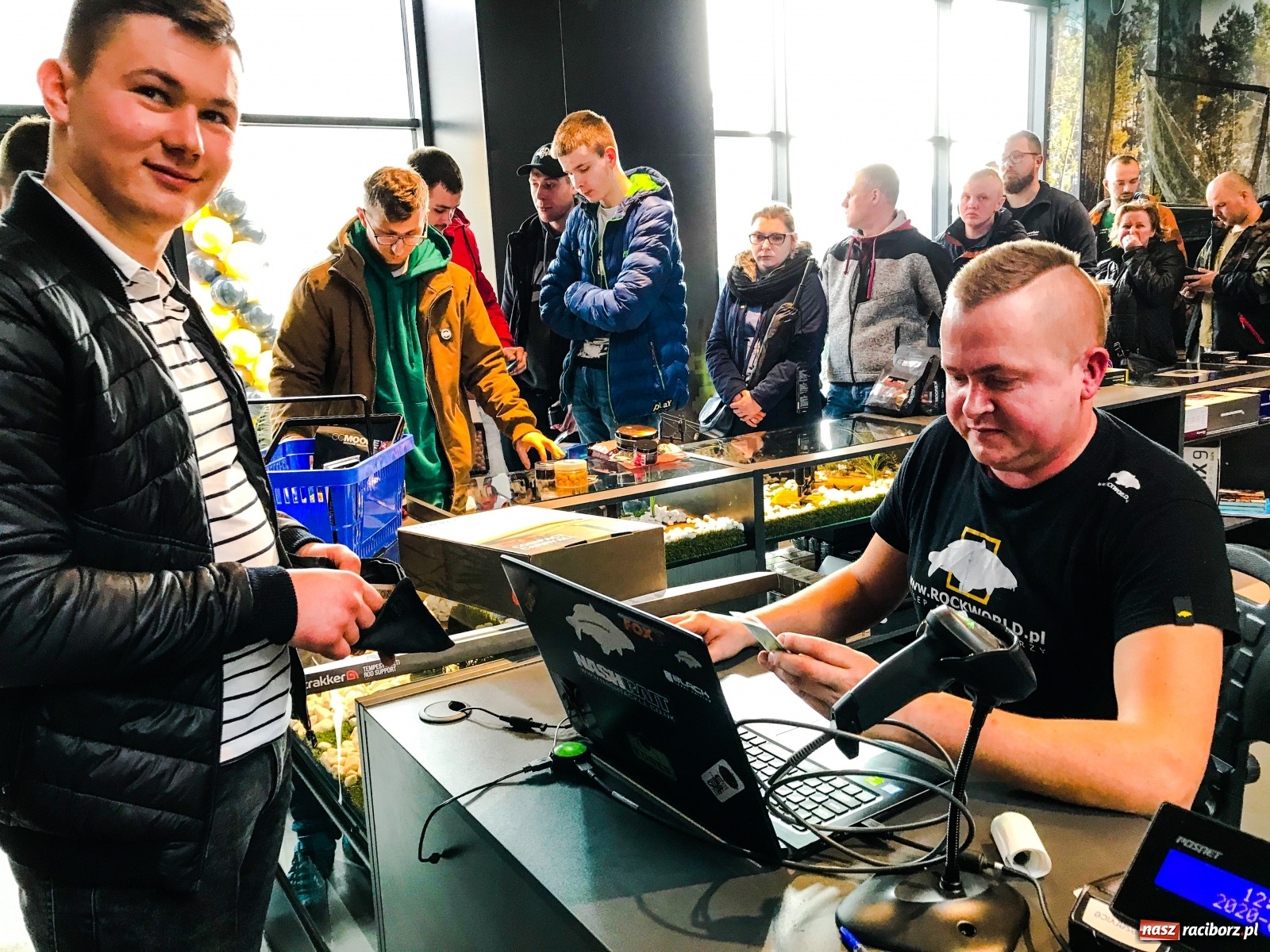 Zdjęcie w galerii na portalu naszraciborz.pl: Tłumy na otwarciu nowego sklepu w Raciborzu [FOTO] wiadomości z regionu
