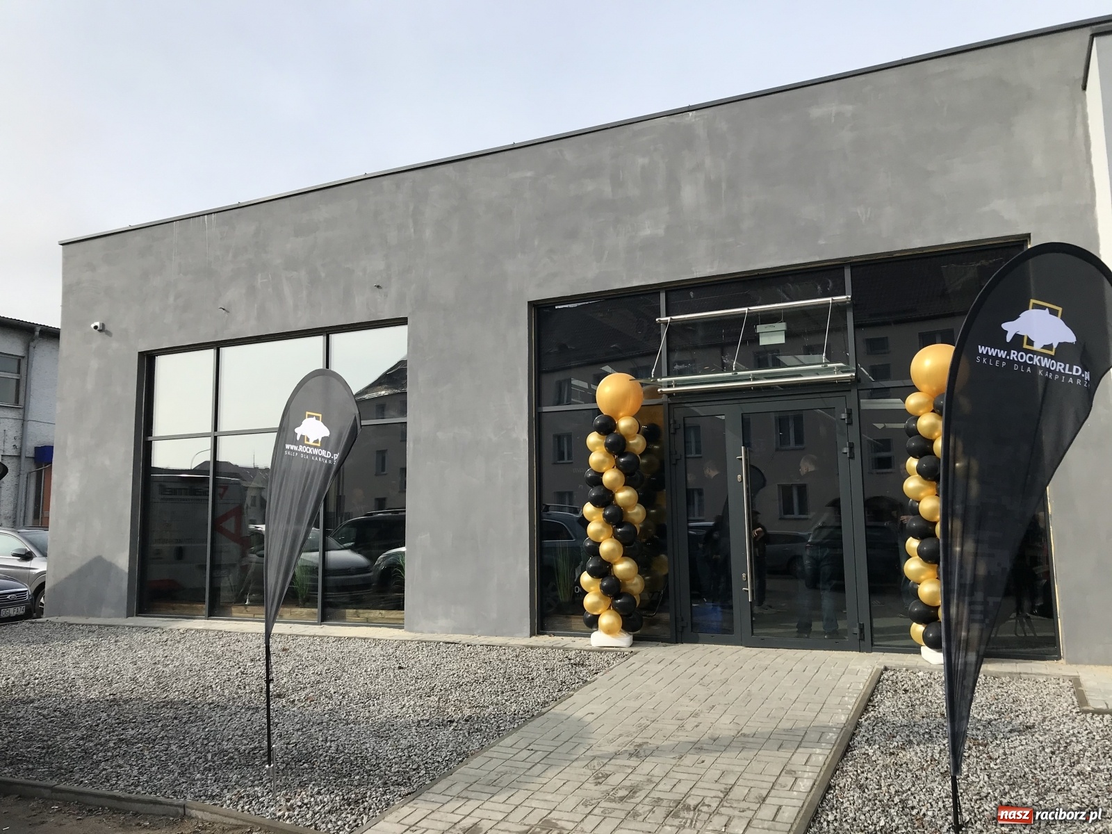 Zdjęcie w galerii na portalu naszraciborz.pl: Tłumy na otwarciu nowego sklepu w Raciborzu [FOTO] wiadomości z regionu