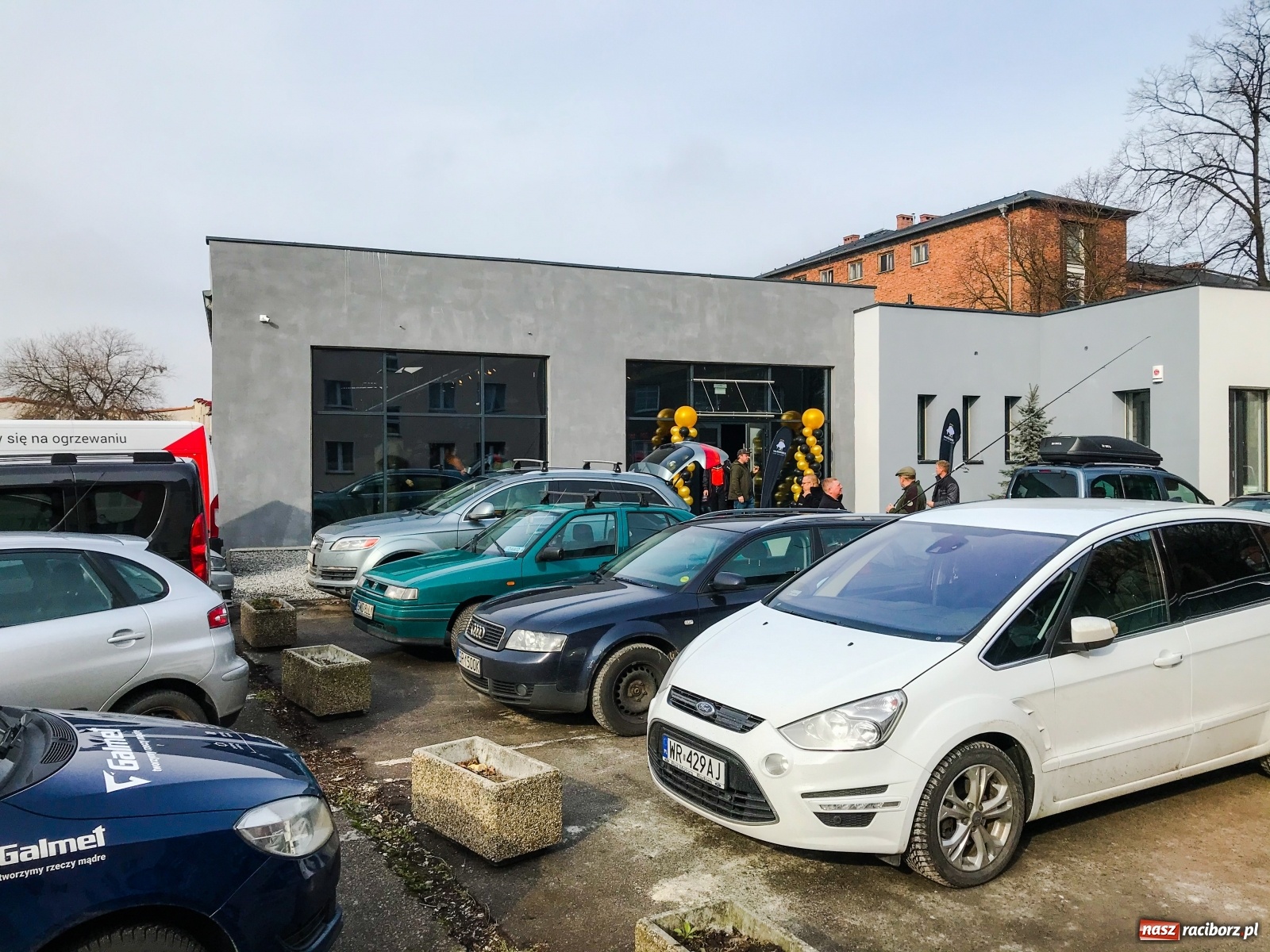 Zdjęcie w galerii na portalu naszraciborz.pl: Tłumy na otwarciu nowego sklepu w Raciborzu [FOTO] wiadomości z regionu