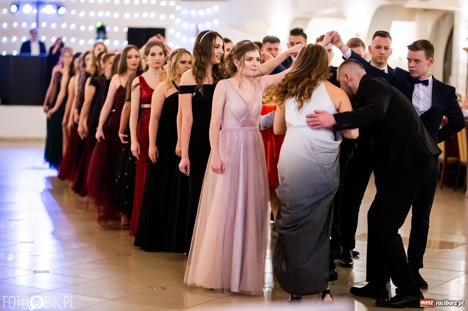 Zdjęcie w galerii na portalu naszraciborz.pl: Studniówka I LO im. Jana Kasprowicza w Raciborzu wiadomości z regionu