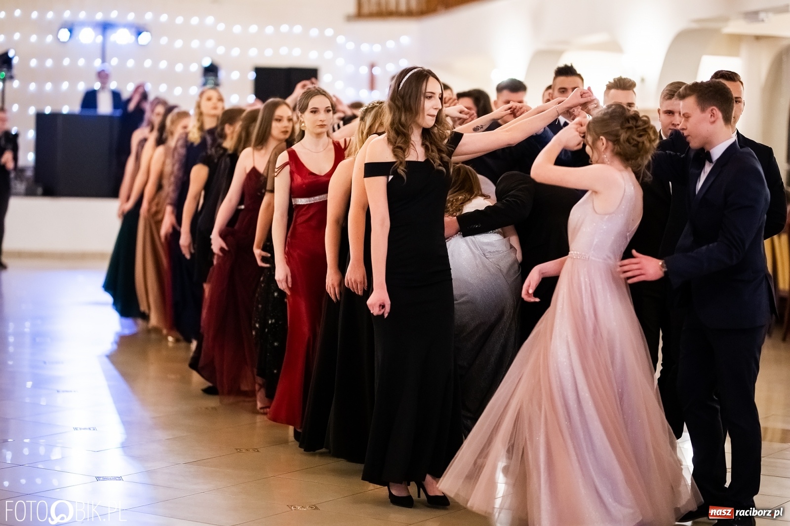 Zdjęcie w galerii na portalu naszraciborz.pl: Studniówka I LO im. Jana Kasprowicza w Raciborzu wiadomości z regionu