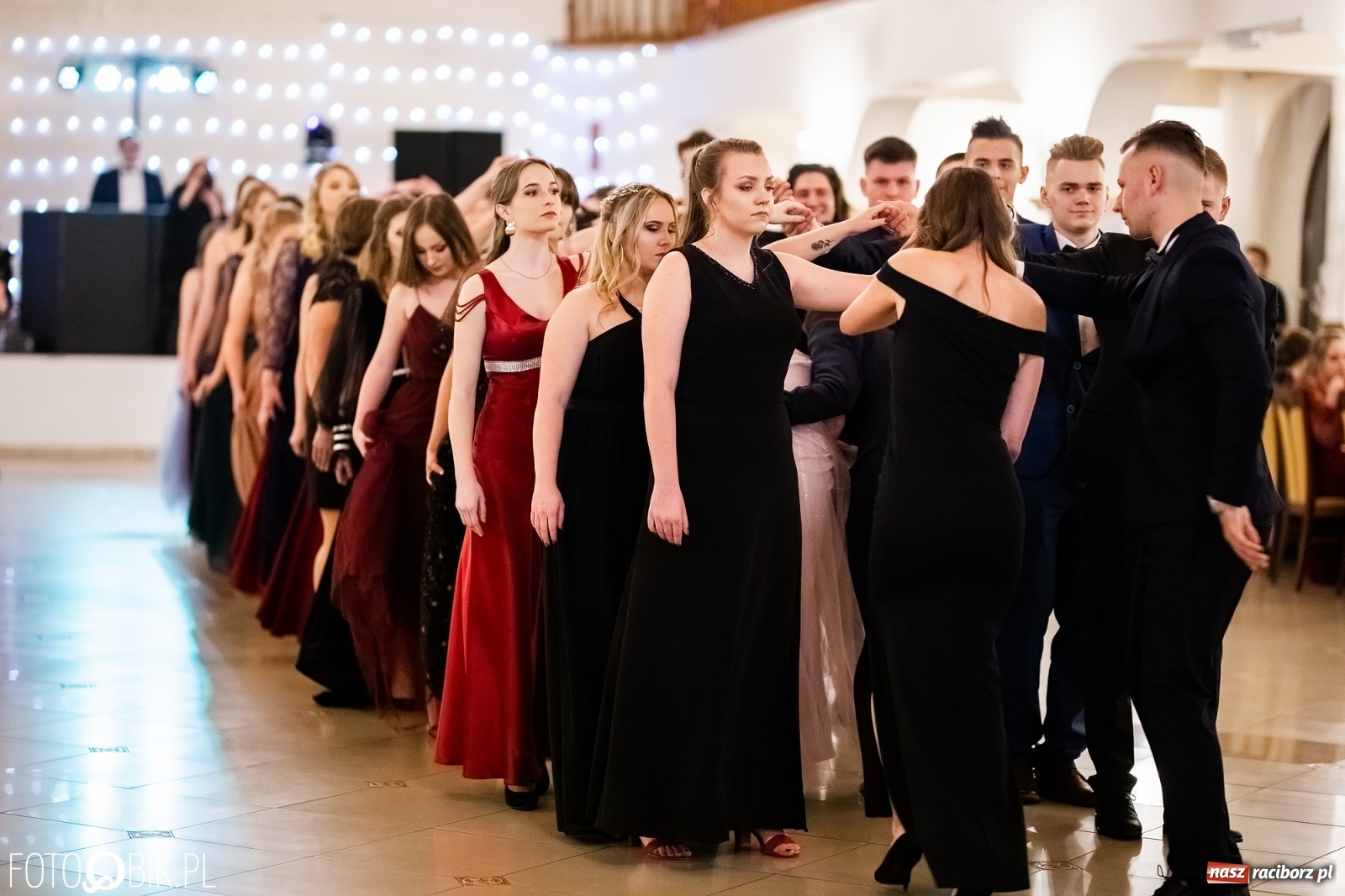 Zdjęcie w galerii na portalu naszraciborz.pl: Studniówka I LO im. Jana Kasprowicza w Raciborzu wiadomości z regionu