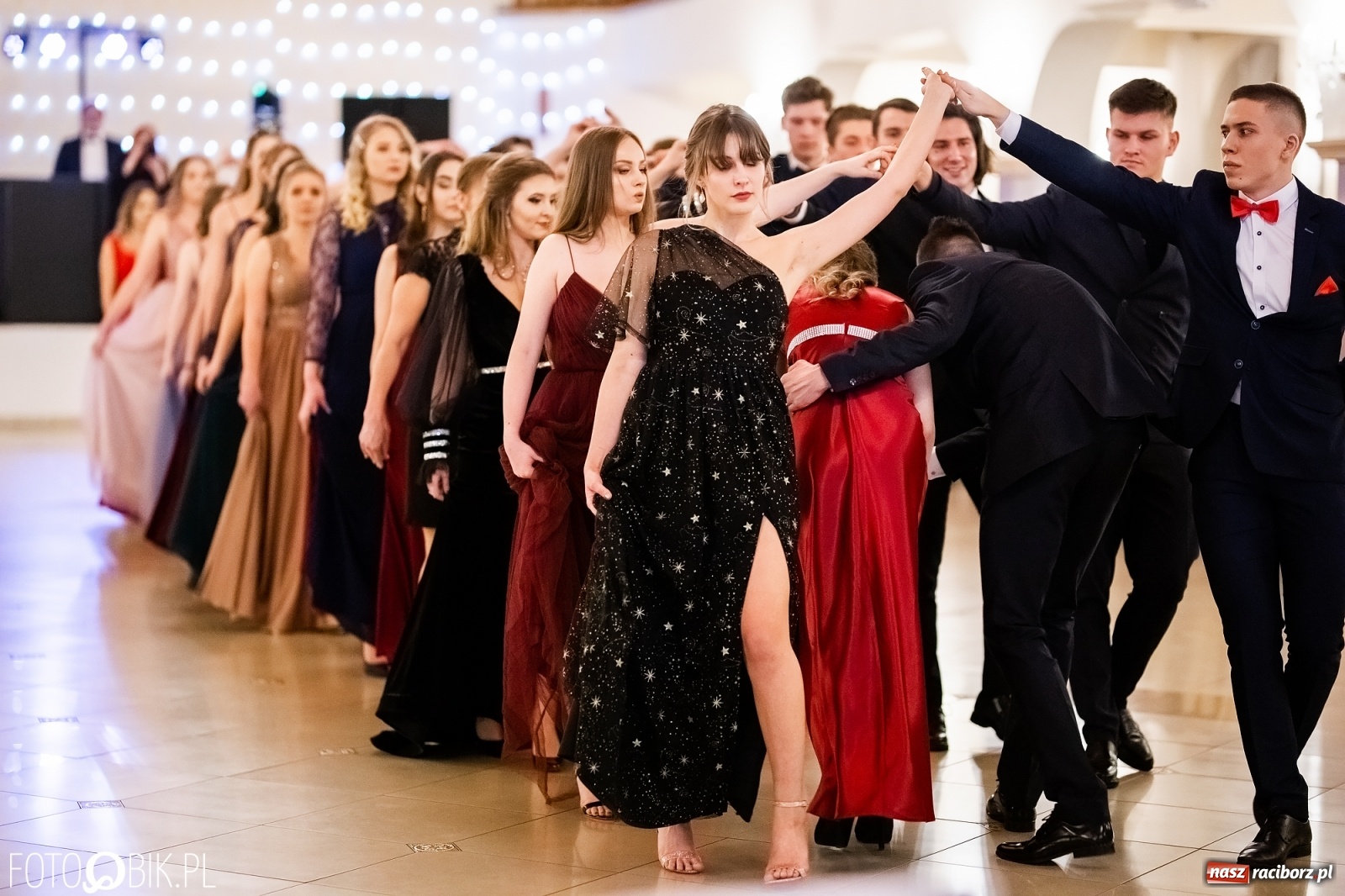 Zdjęcie w galerii na portalu naszraciborz.pl: Studniówka I LO im. Jana Kasprowicza w Raciborzu wiadomości z regionu