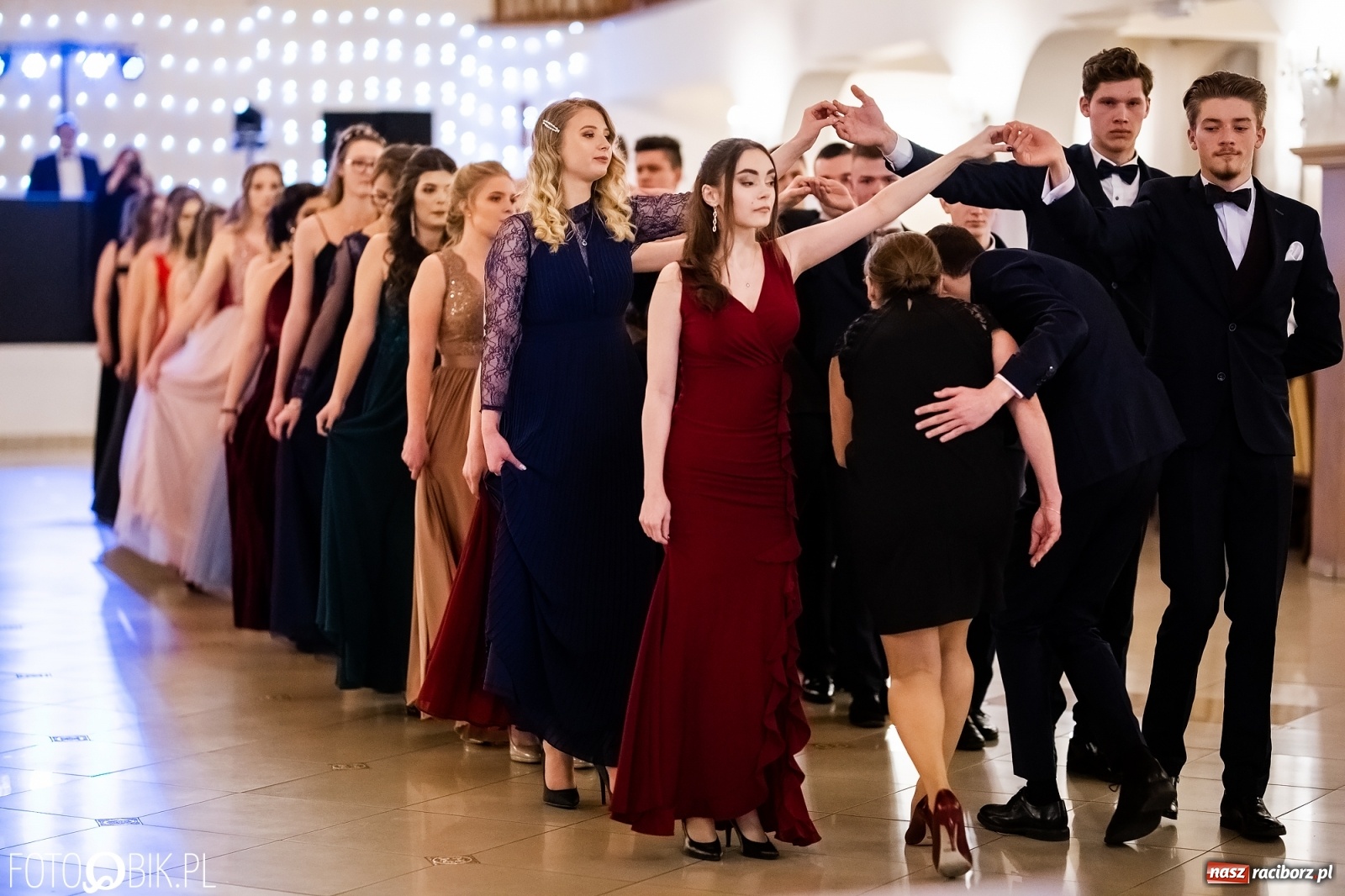 Zdjęcie w galerii na portalu naszraciborz.pl: Studniówka I LO im. Jana Kasprowicza w Raciborzu wiadomości z regionu