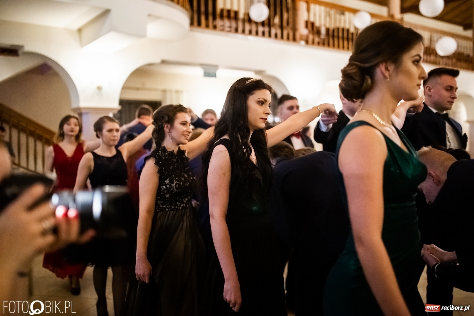 Zdjęcie w galerii na portalu naszraciborz.pl: Studniówka I LO im. Jana Kasprowicza w Raciborzu wiadomości z regionu