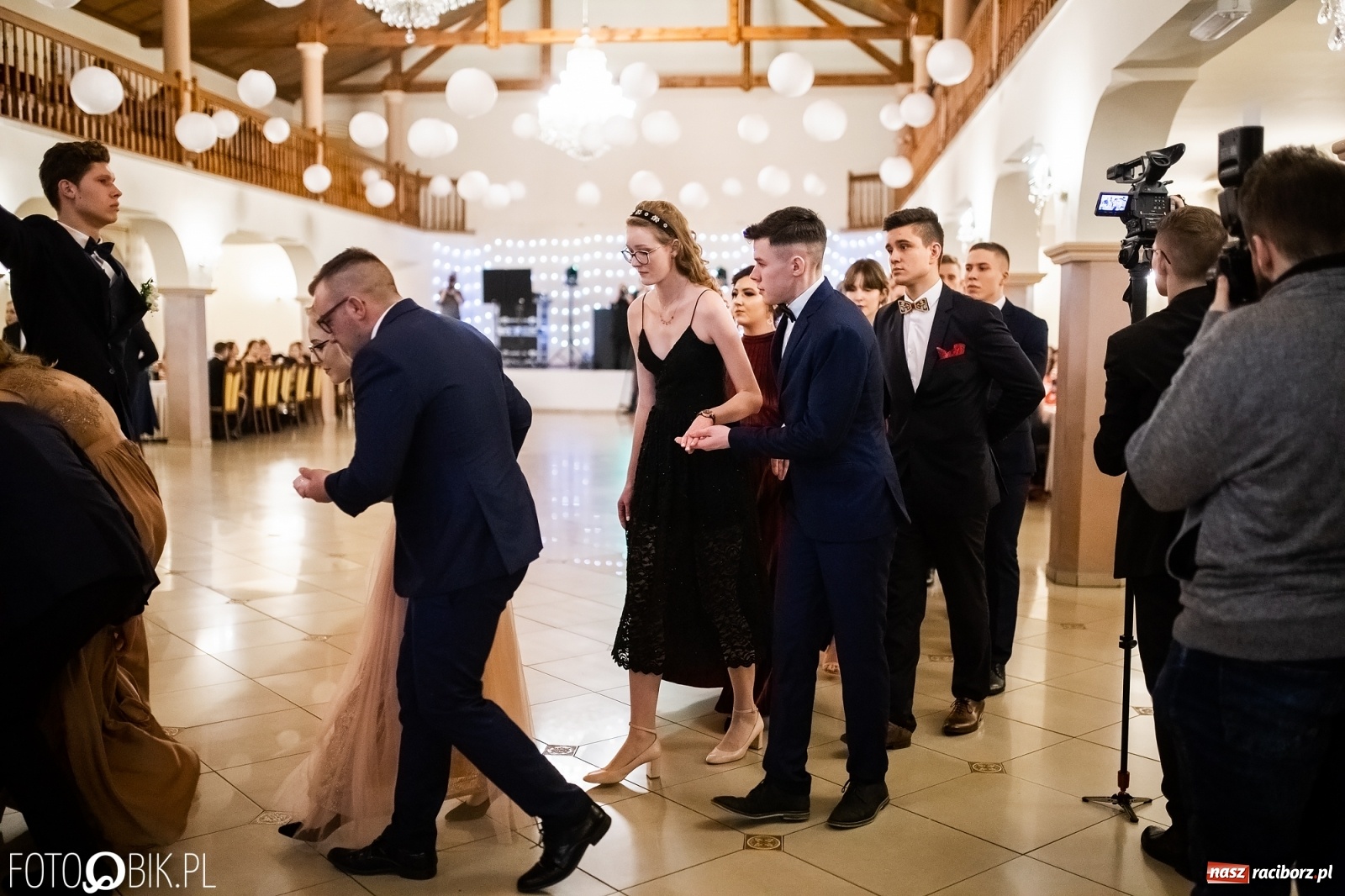 Zdjęcie w galerii na portalu naszraciborz.pl: Studniówka I LO im. Jana Kasprowicza w Raciborzu wiadomości z regionu