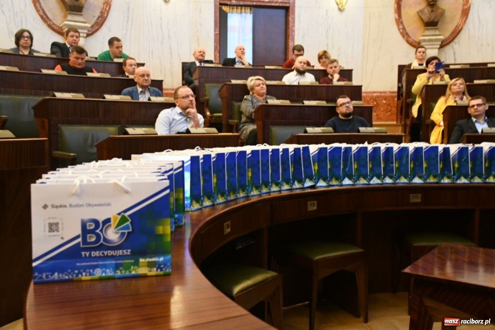 Zdjęcie w galerii na portalu naszraciborz.pl: Wręczono podziękowania dla wnioskodawców w I edycji budżetu obywatelskiego wiadomości z regionu