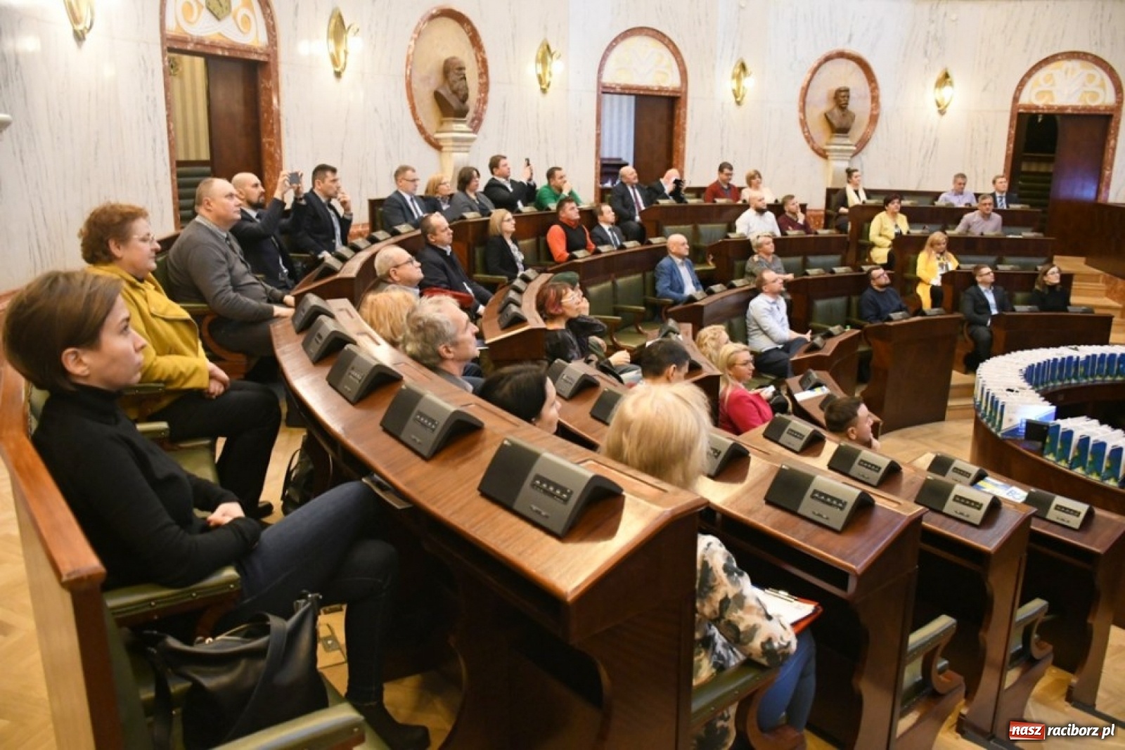 Zdjęcie w galerii na portalu naszraciborz.pl: Wręczono podziękowania dla wnioskodawców w I edycji budżetu obywatelskiego wiadomości z regionu