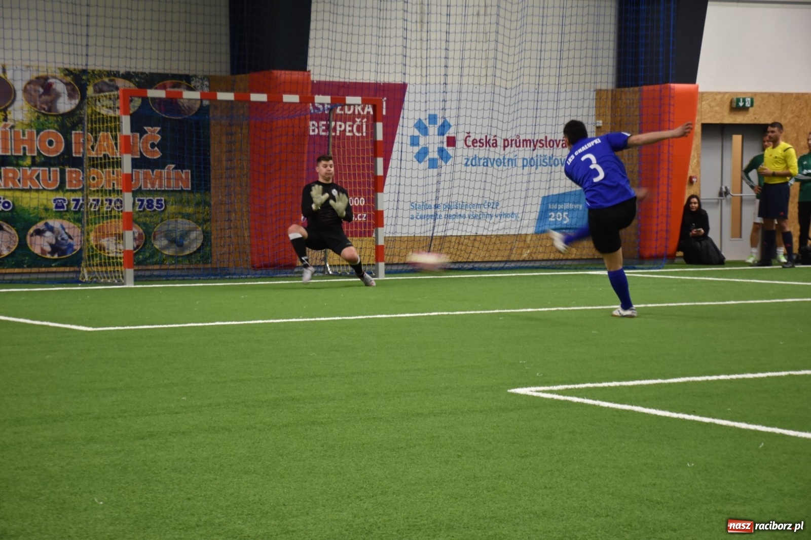 Zdjęcie w galerii na portalu naszraciborz.pl: Piłkarze LKS Tworków z Pucharem Wójta wiadomości z regionu