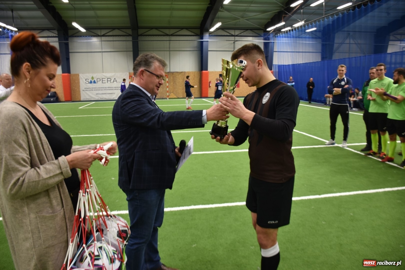 Zdjęcie w galerii na portalu naszraciborz.pl: Piłkarze LKS Tworków z Pucharem Wójta wiadomości z regionu