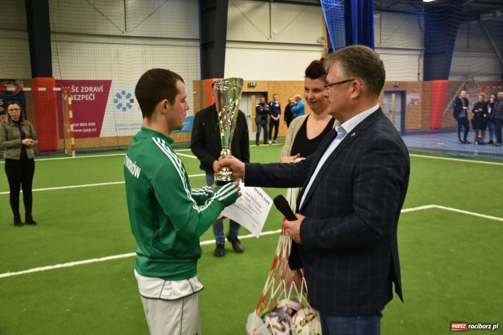 Zdjęcie w galerii na portalu naszraciborz.pl: Piłkarze LKS Tworków z Pucharem Wójta wiadomości z regionu