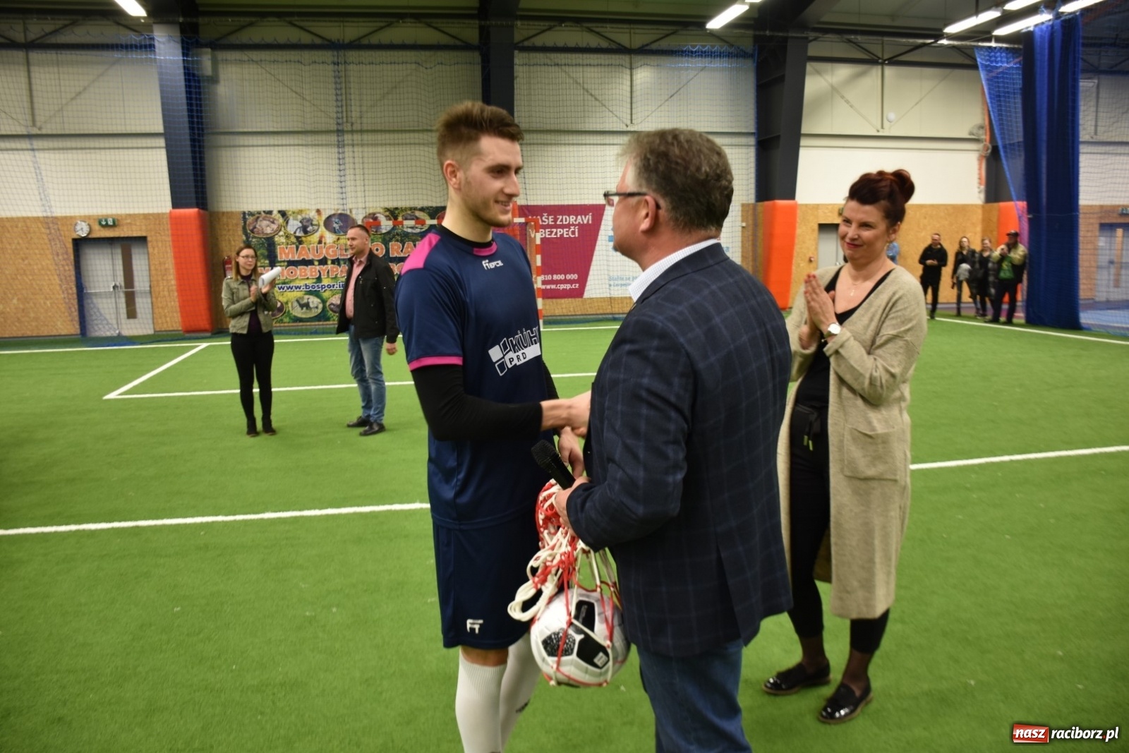 Zdjęcie w galerii na portalu naszraciborz.pl: Piłkarze LKS Tworków z Pucharem Wójta wiadomości z regionu