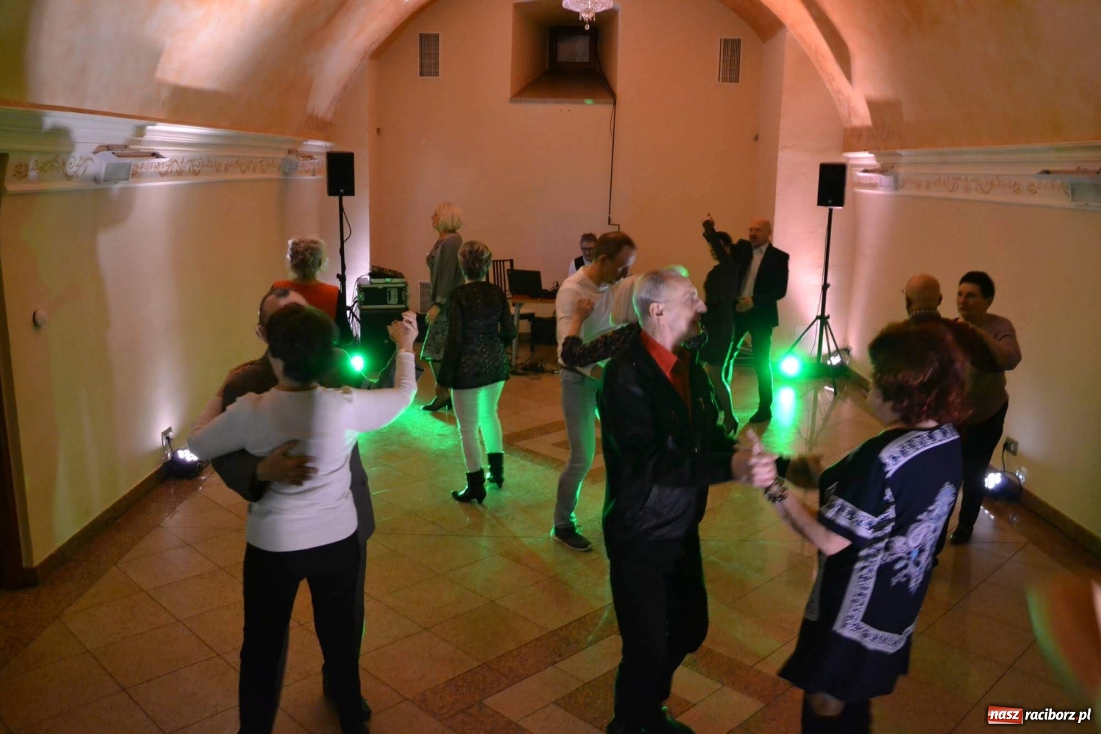 Zdjęcie w galerii na portalu naszraciborz.pl: Na zamku bawili się w rytmach discofoxa [FOTO i WIDEO] wiadomości z regionu