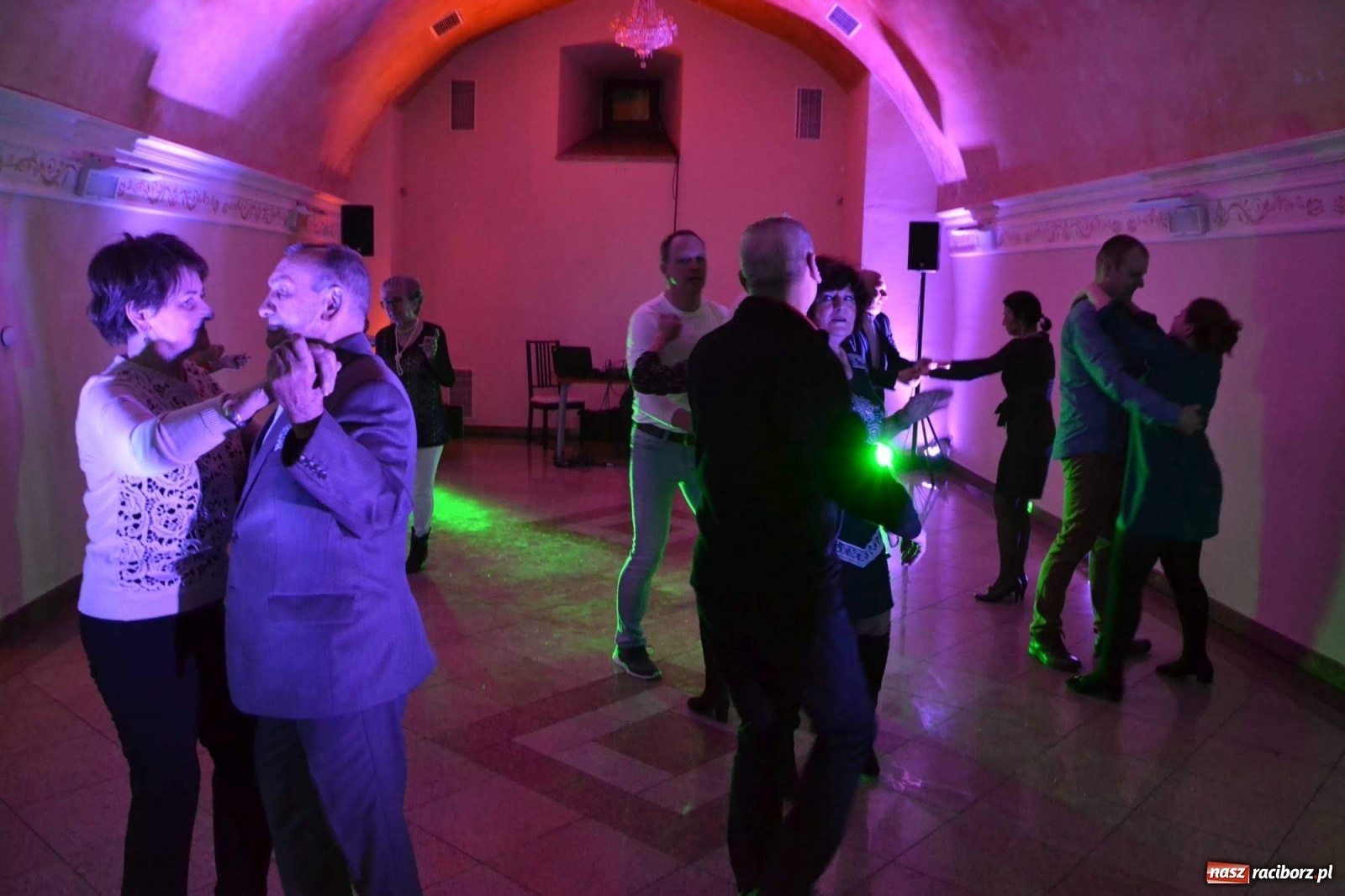 Zdjęcie w galerii na portalu naszraciborz.pl: Na zamku bawili się w rytmach discofoxa [FOTO i WIDEO] wiadomości z regionu