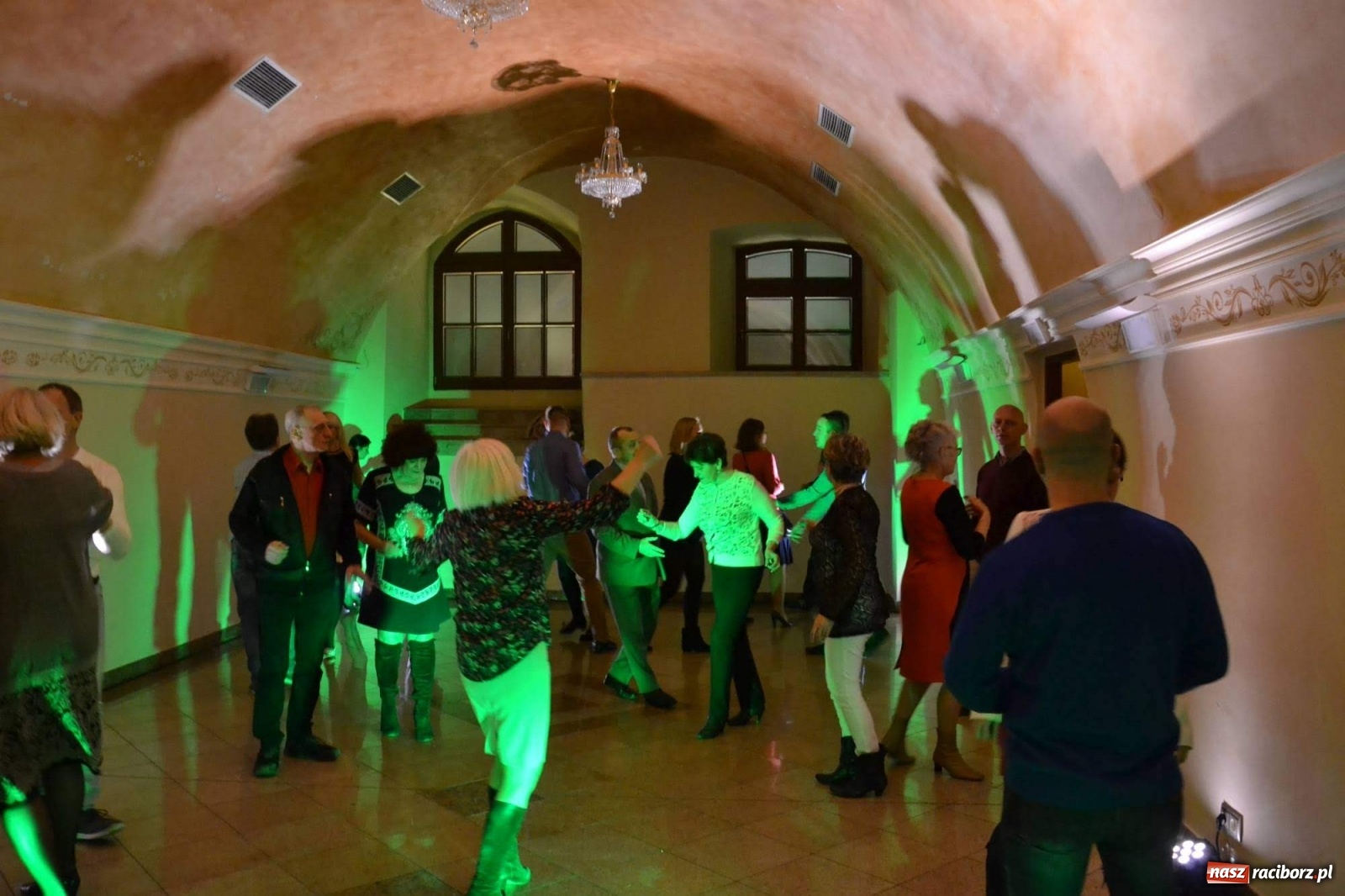 Zdjęcie w galerii na portalu naszraciborz.pl: Na zamku bawili się w rytmach discofoxa [FOTO i WIDEO] wiadomości z regionu