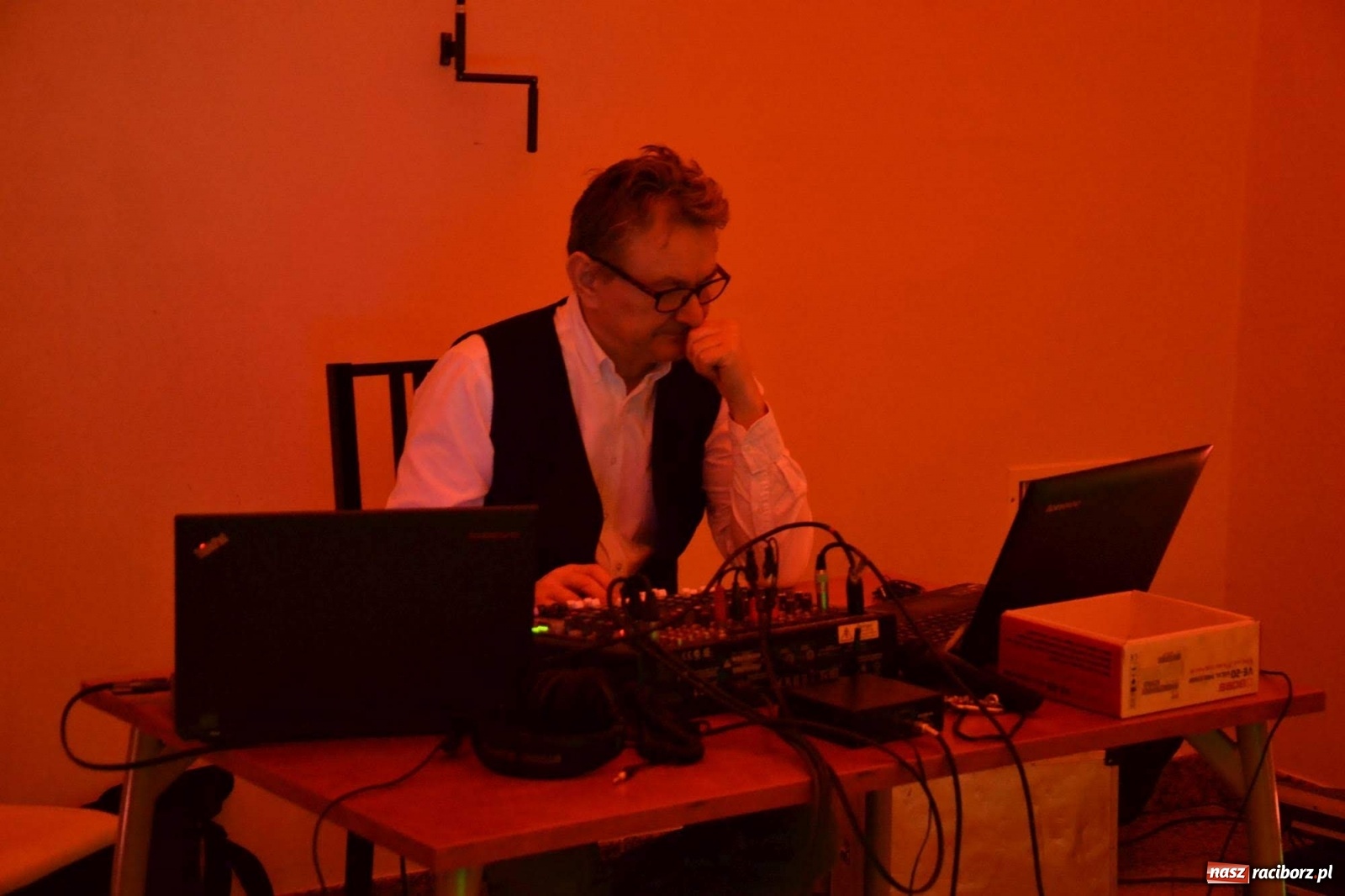 Zdjęcie w galerii na portalu naszraciborz.pl: Na zamku bawili się w rytmach discofoxa [FOTO i WIDEO] wiadomości z regionu