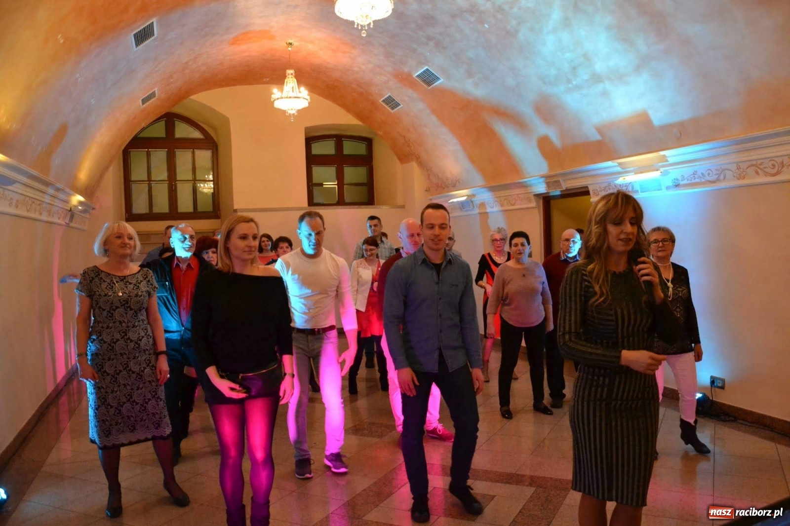 Zdjęcie w galerii na portalu naszraciborz.pl: Na zamku bawili się w rytmach discofoxa [FOTO i WIDEO] wiadomości z regionu