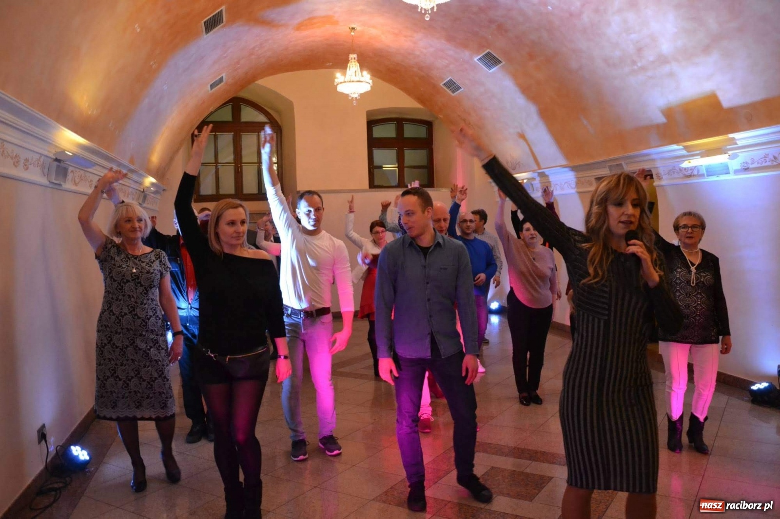 Zdjęcie w galerii na portalu naszraciborz.pl: Na zamku bawili się w rytmach discofoxa [FOTO i WIDEO] wiadomości z regionu