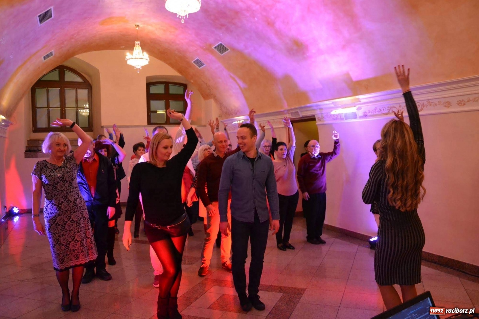 Zdjęcie w galerii na portalu naszraciborz.pl: Na zamku bawili się w rytmach discofoxa [FOTO i WIDEO] wiadomości z regionu