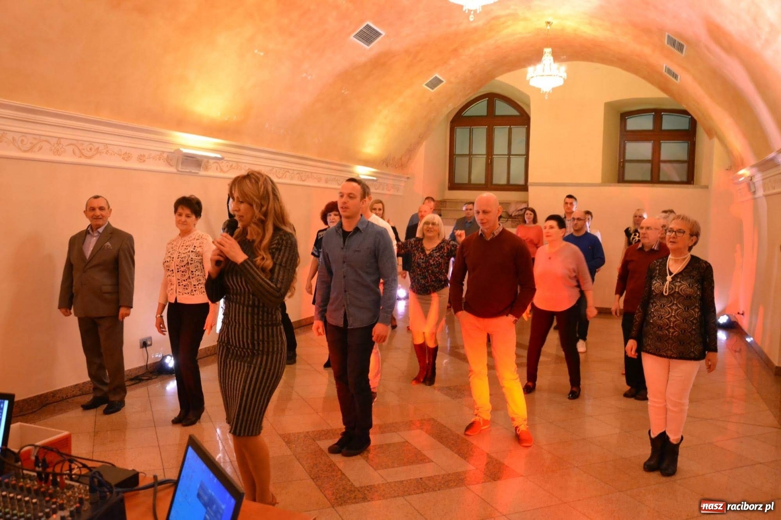 Zdjęcie w galerii na portalu naszraciborz.pl: Na zamku bawili się w rytmach discofoxa [FOTO i WIDEO] wiadomości z regionu