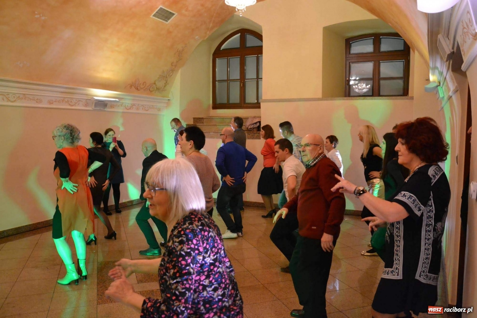 Zdjęcie w galerii na portalu naszraciborz.pl: Na zamku bawili się w rytmach discofoxa [FOTO i WIDEO] wiadomości z regionu