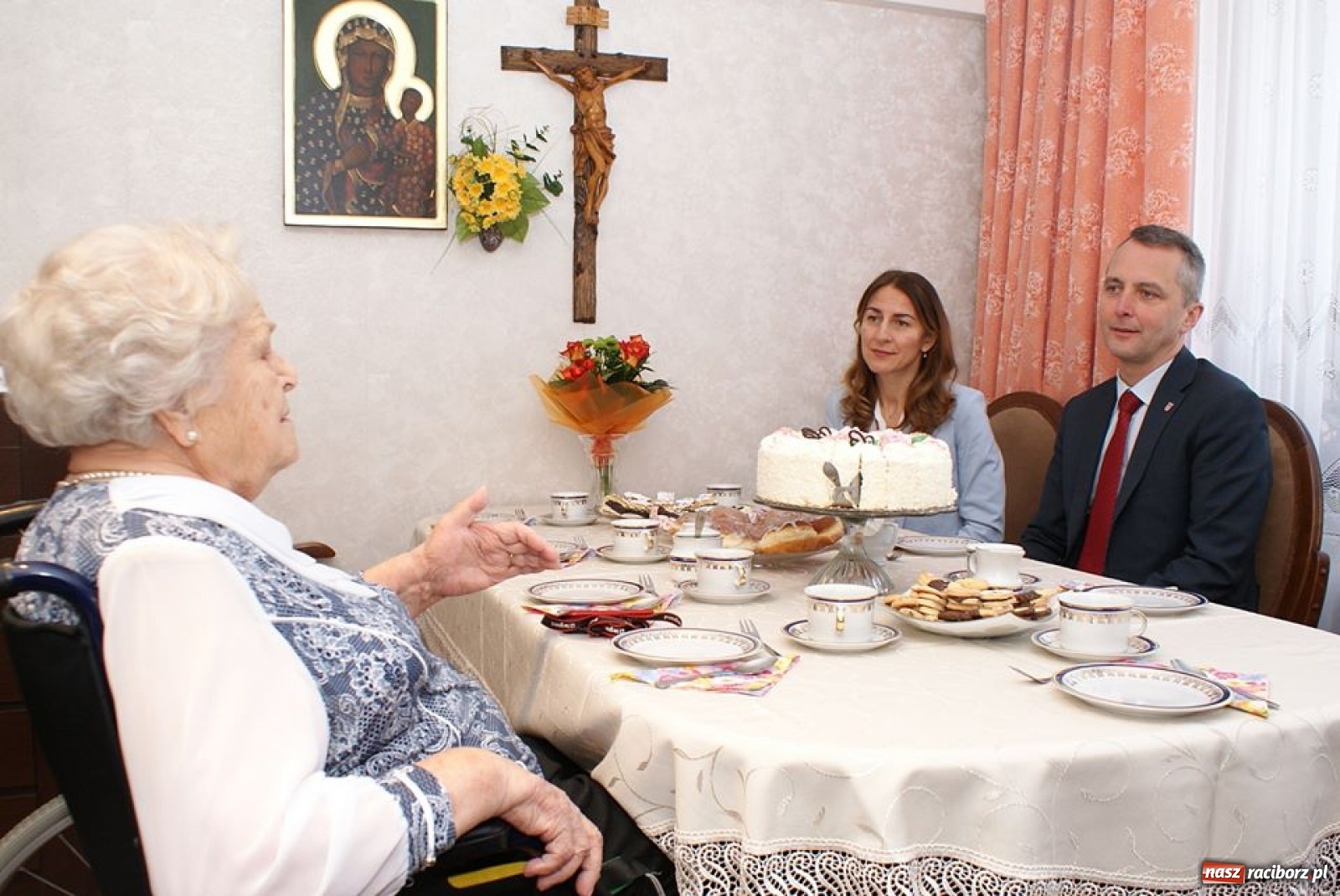 Zdjęcie w galerii na portalu naszraciborz.pl: Prezydenckie odwiedziny w setne urodziny pani Klary wiadomości z regionu