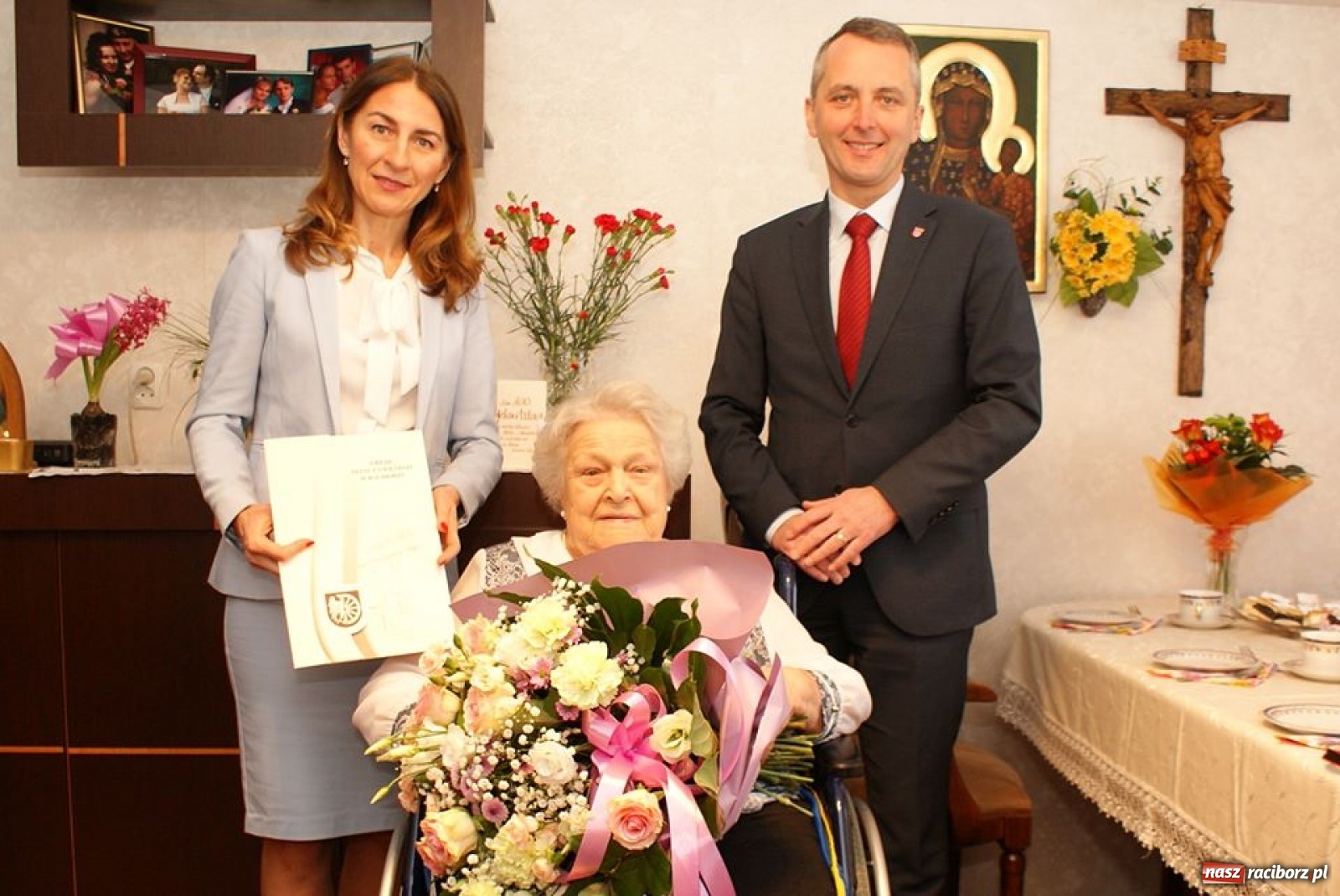 Zdjęcie w galerii na portalu naszraciborz.pl: Prezydenckie odwiedziny w setne urodziny pani Klary wiadomości z regionu