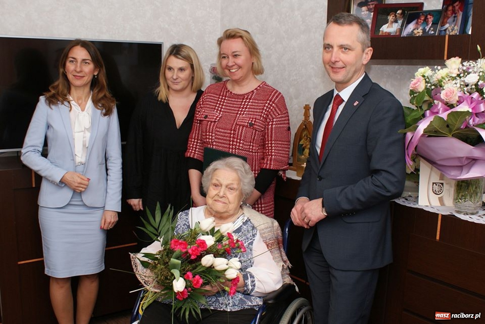Zdjęcie w galerii na portalu naszraciborz.pl: Prezydenckie odwiedziny w setne urodziny pani Klary wiadomości z regionu