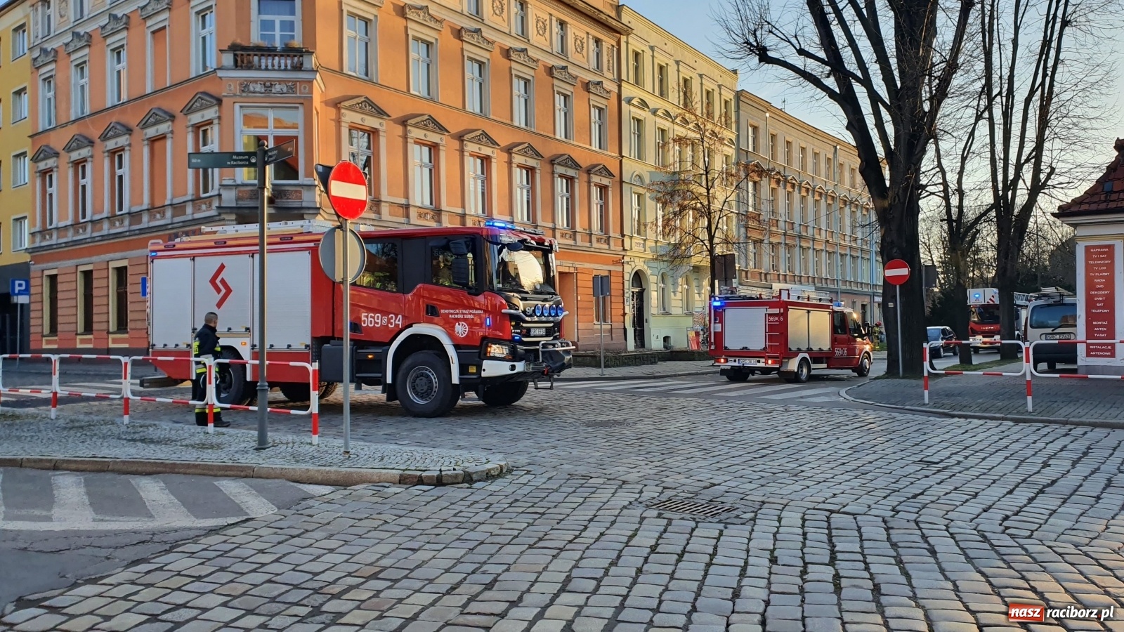 Zdjęcie w galerii na portalu naszraciborz.pl: Akcja strażaków na placu Wolności [FOTO] wiadomości z regionu