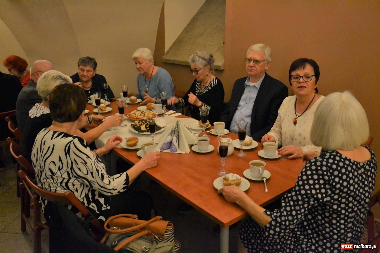 Zdjęcie w galerii na portalu naszraciborz.pl: Pączki i taneczne pląsy. Tłusty czwartek seniorów na zamku  wiadomości z regionu