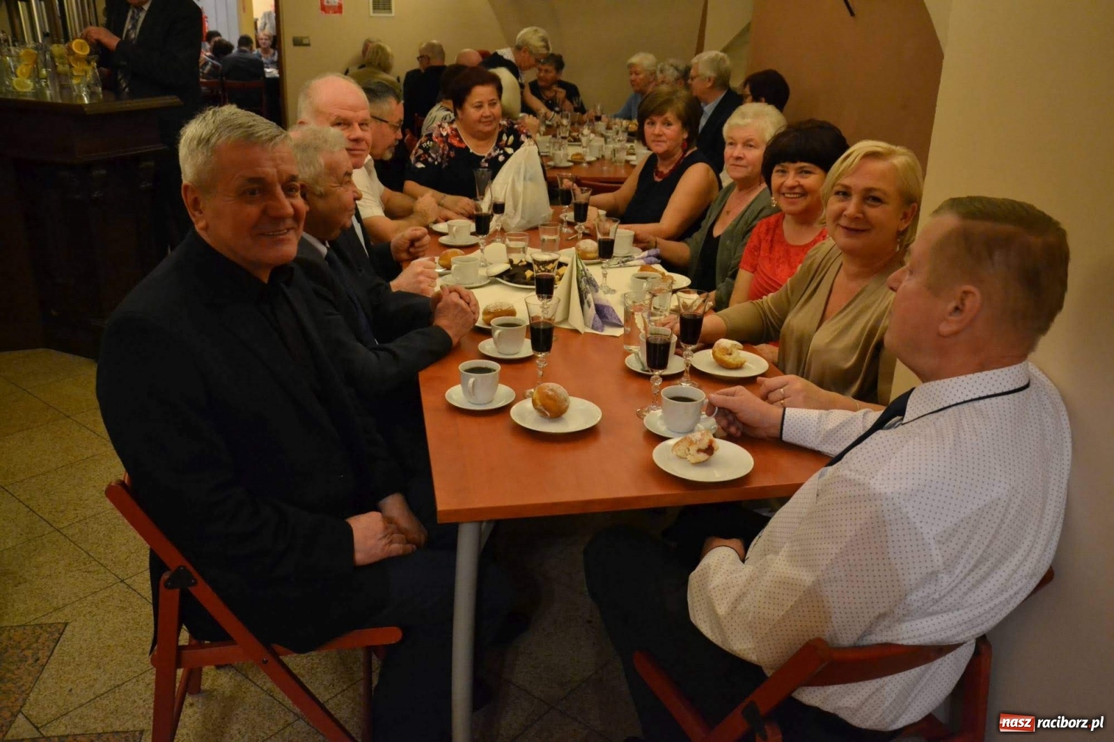 Zdjęcie w galerii na portalu naszraciborz.pl: Pączki i taneczne pląsy. Tłusty czwartek seniorów na zamku  wiadomości z regionu