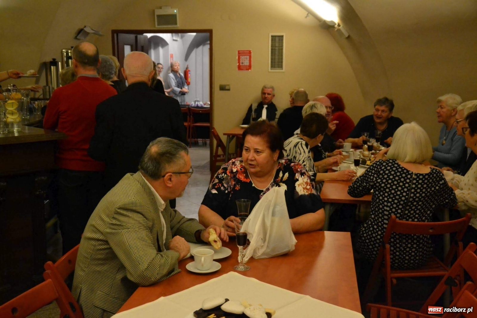 Zdjęcie w galerii na portalu naszraciborz.pl: Pączki i taneczne pląsy. Tłusty czwartek seniorów na zamku  wiadomości z regionu