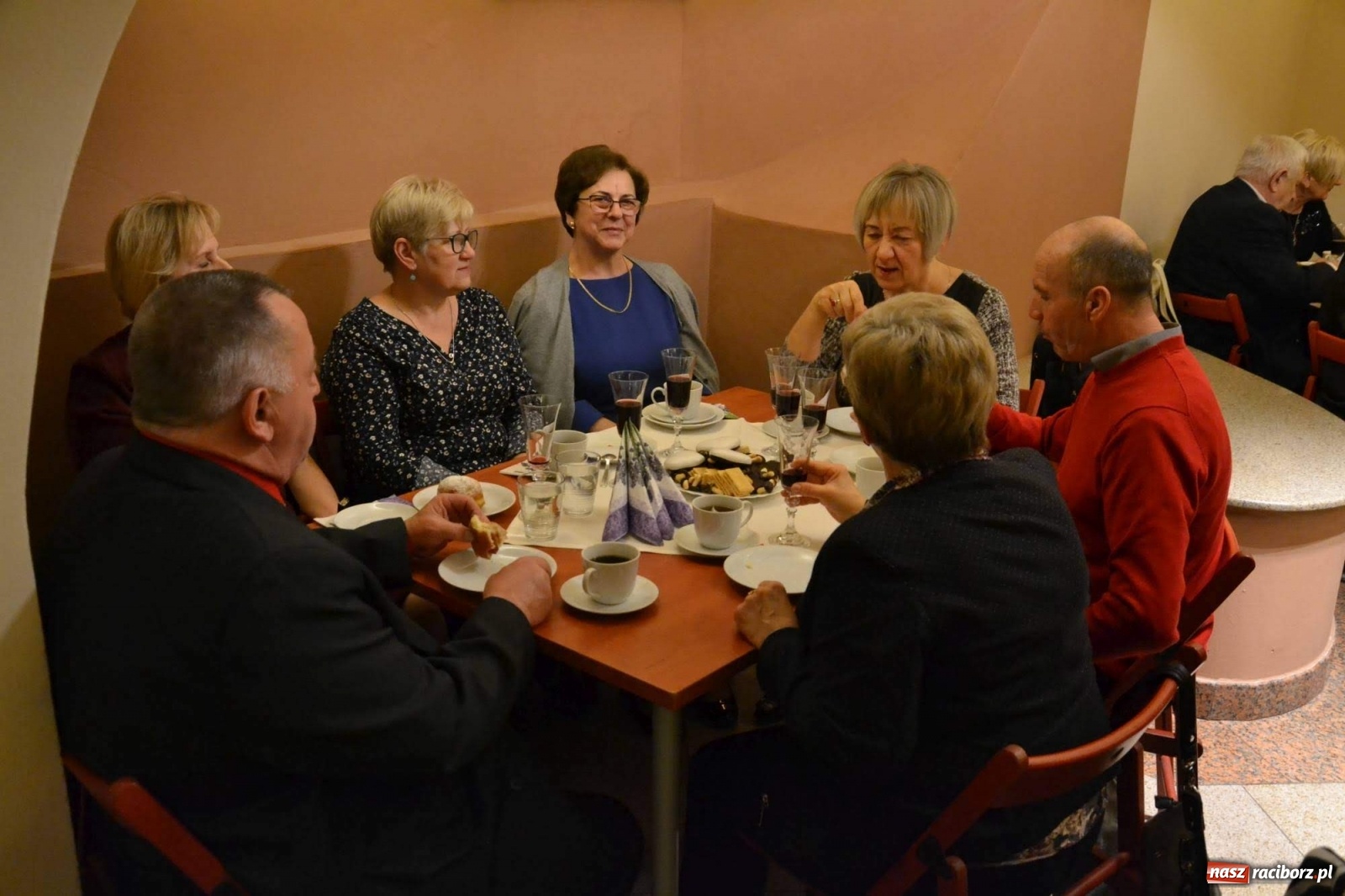 Zdjęcie w galerii na portalu naszraciborz.pl: Pączki i taneczne pląsy. Tłusty czwartek seniorów na zamku  wiadomości z regionu