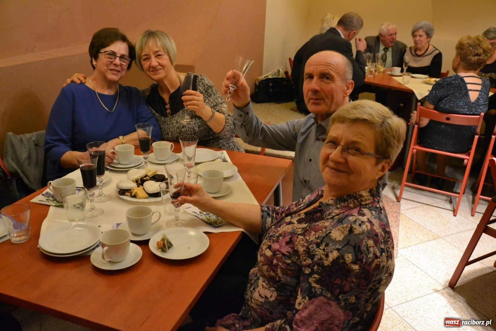 Zdjęcie w galerii na portalu naszraciborz.pl: Pączki i taneczne pląsy. Tłusty czwartek seniorów na zamku  wiadomości z regionu