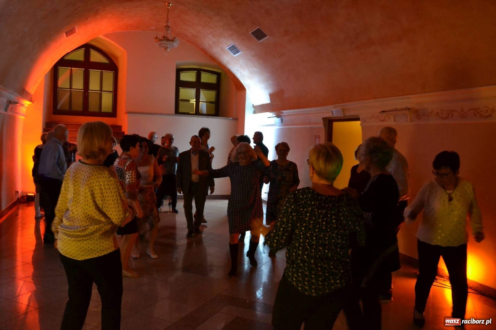 Zdjęcie w galerii na portalu naszraciborz.pl: Pączki i taneczne pląsy. Tłusty czwartek seniorów na zamku  wiadomości z regionu