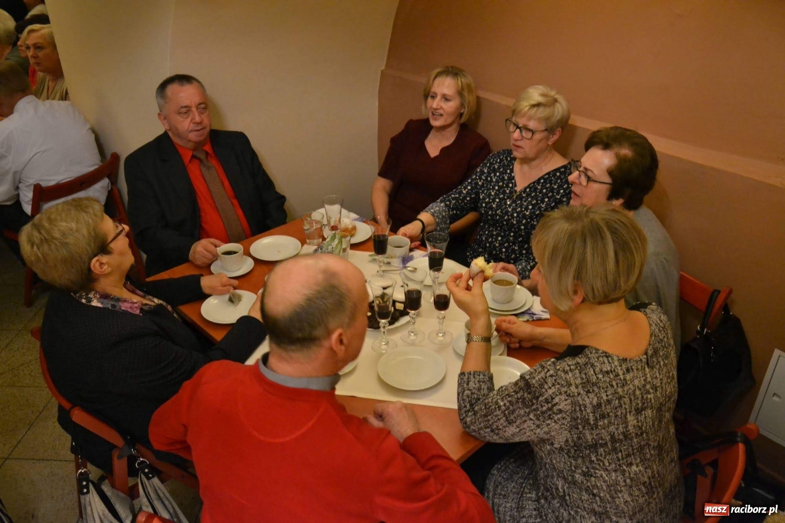 Zdjęcie w galerii na portalu naszraciborz.pl: Pączki i taneczne pląsy. Tłusty czwartek seniorów na zamku  wiadomości z regionu