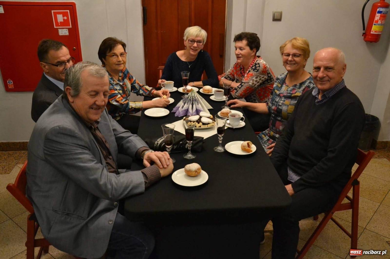 Zdjęcie w galerii na portalu naszraciborz.pl: Pączki i taneczne pląsy. Tłusty czwartek seniorów na zamku  wiadomości z regionu