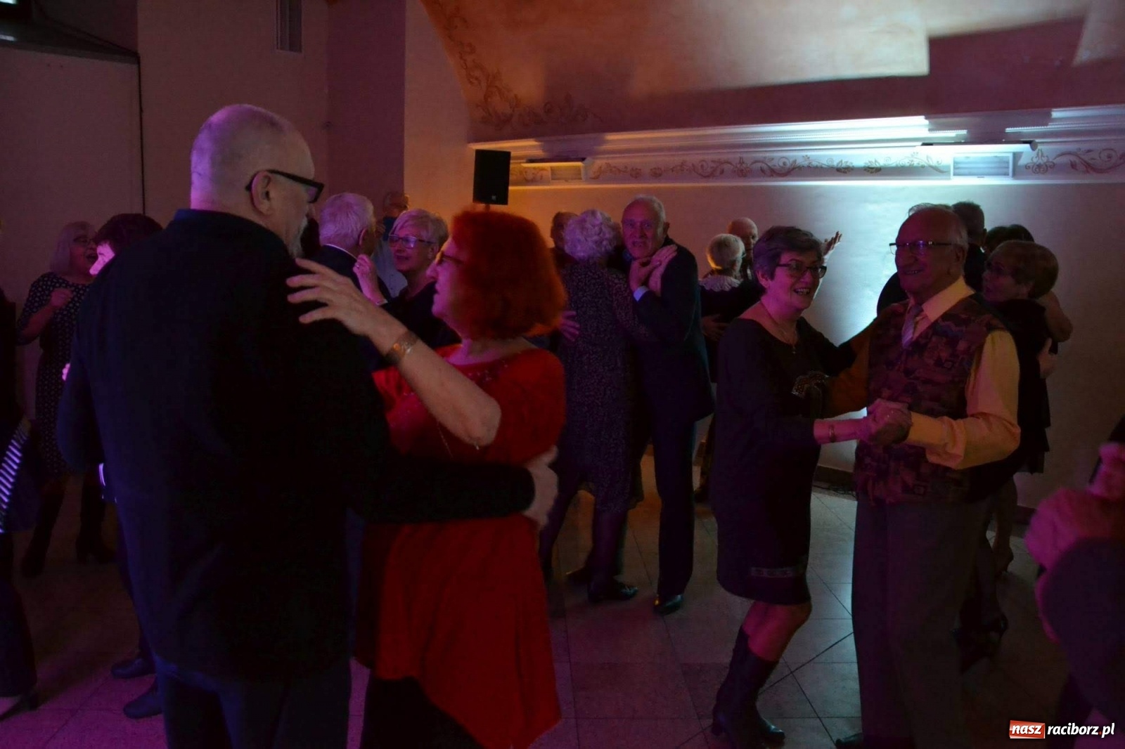 Zdjęcie w galerii na portalu naszraciborz.pl: Pączki i taneczne pląsy. Tłusty czwartek seniorów na zamku  wiadomości z regionu
